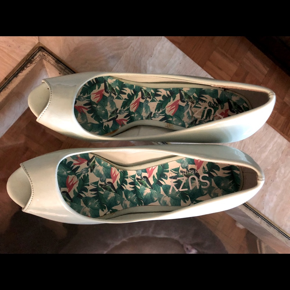 Brand new.. size 8.. beautiful light green colour with open toe.. size 8